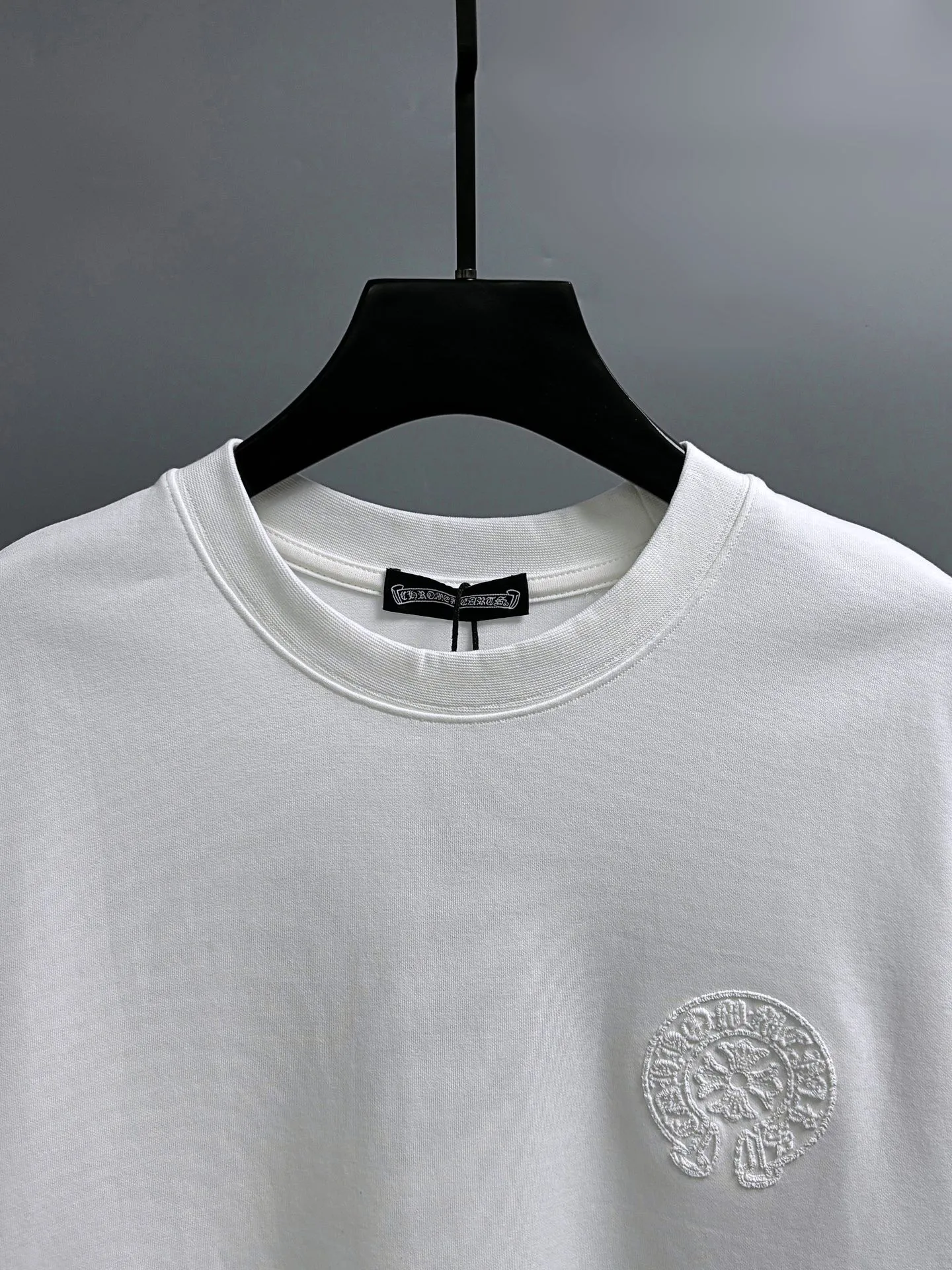P190 Chrome Hearts* 2꯭0꯭2꯭5 new autumn and winter style ❤️ Original ⌚️ high version Chrome Hearts The fabric is made of 320 grams of high-density modal long-staple cotton. It does not deform or shrink. Process introduction: double thread movement. Chest. The back panel uses overlapping embroidery🪡 process➕the back panel towel rope embroidery process. Color: White SIZE: M-3XL